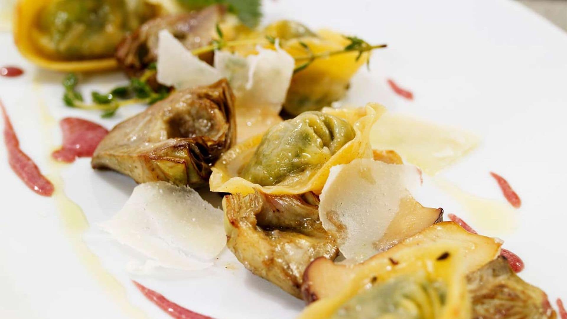 Tortelloni con alcachofas y lascas de parmesano