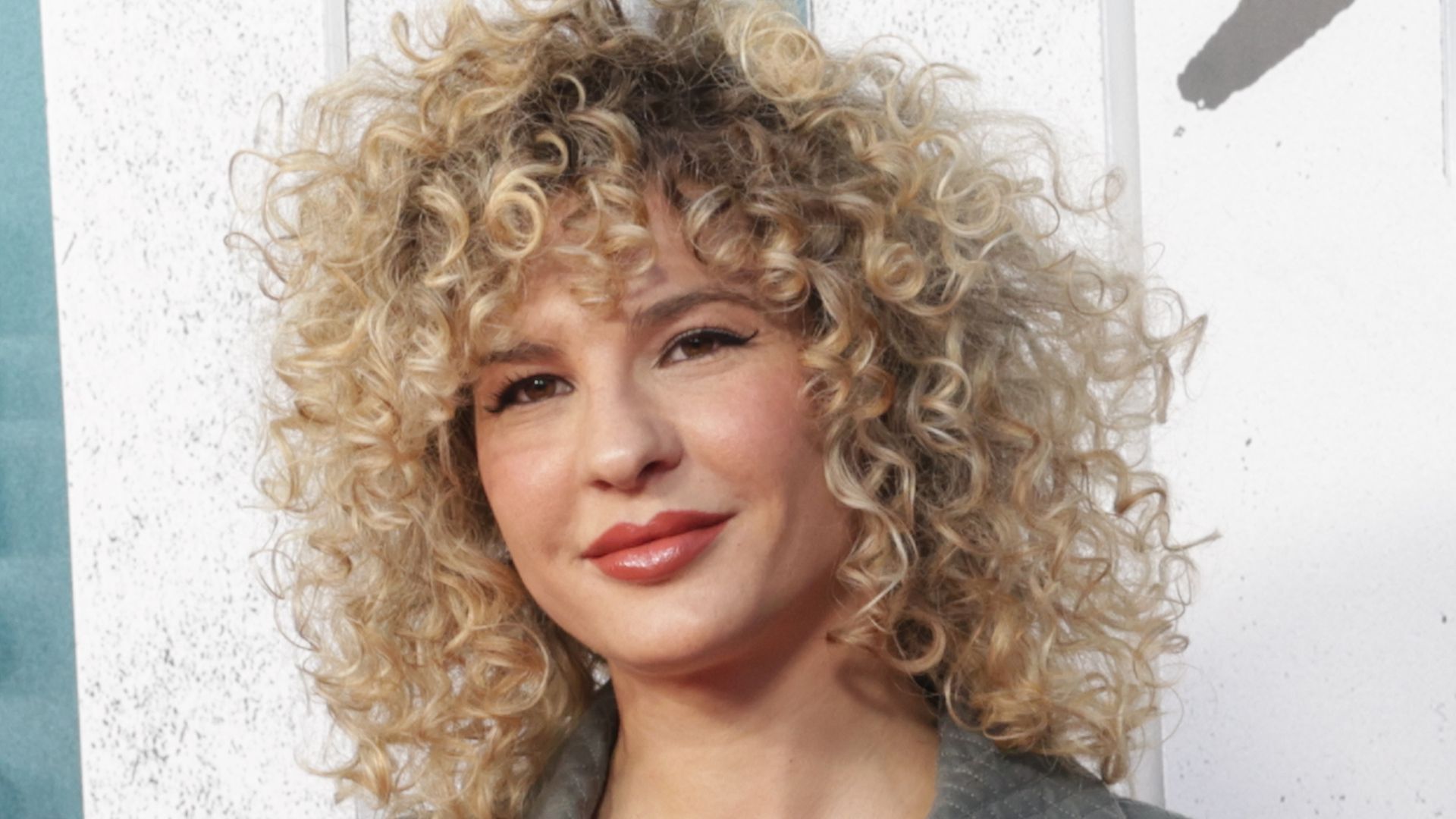 Primer plano de Sheila Casas con pelo rizado y chaqueta gris