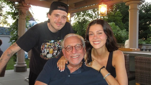 Brooklyn Beckham asistió la fiesta de cumpleaños de Nelson Peltz, padre de su epsosa Nicola. 