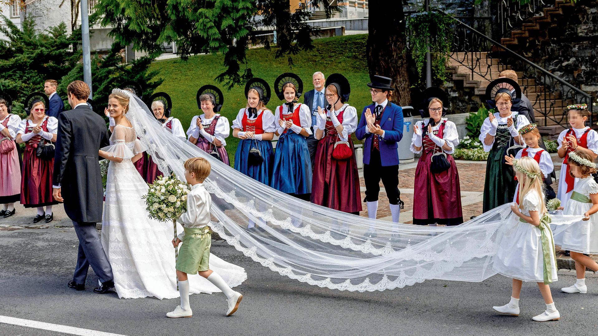 Recorrido a pie que los recién casados realizaron por las calles de Vaduz