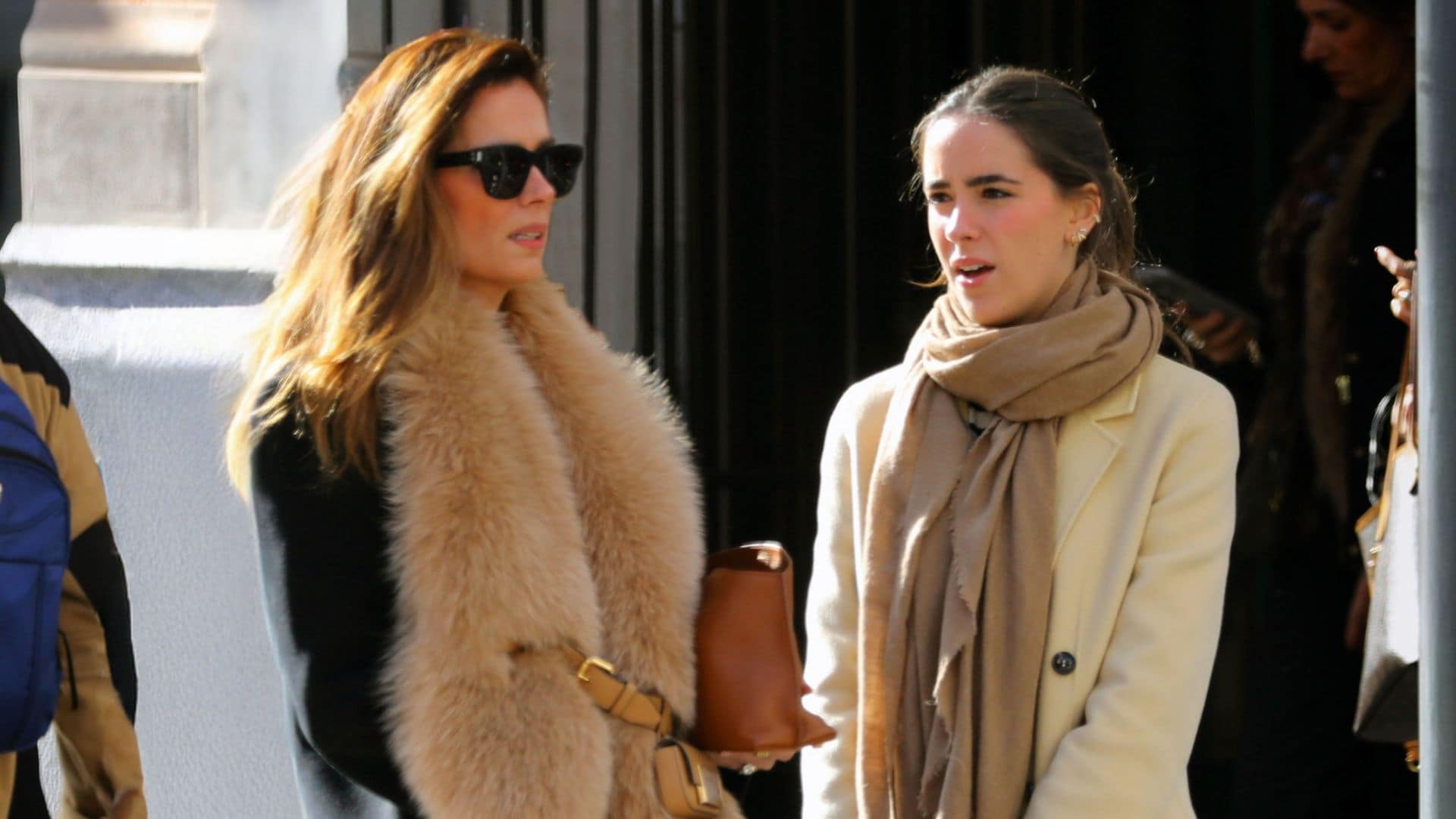 Mar Saura y su hija, Claudia Revuelta, en las calles de Madrid durante una jornada de compras