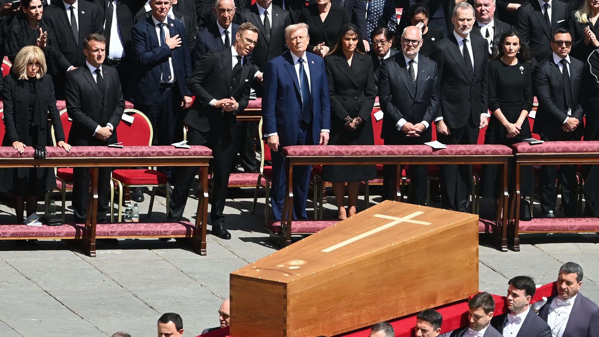 El comentado encuentro entre los reyes de España y los Trump: un apretón de manos por la paz