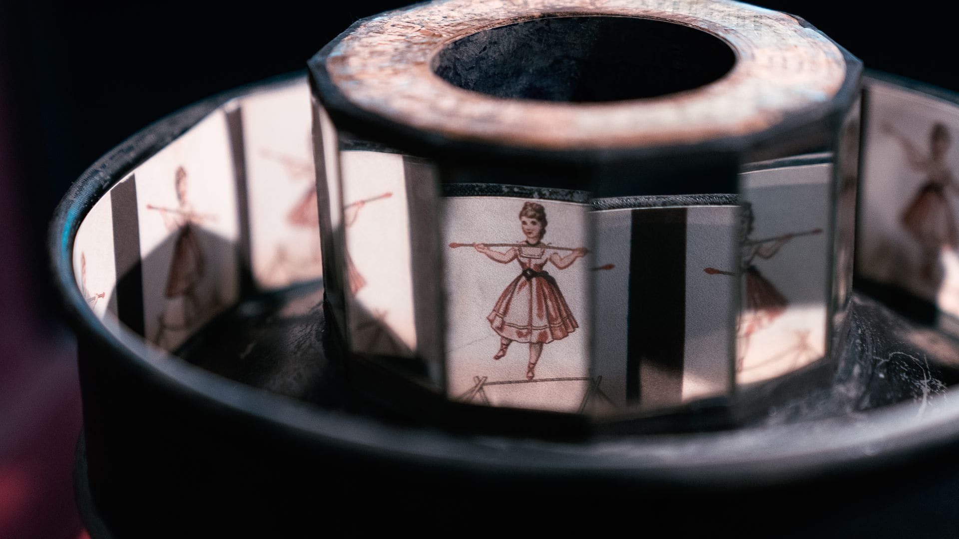 Praxinoscopio del despacho de Walt Disney, utilizado en la serie televisiva The Story of the Animated Drawing (1955), expuesto en la galería 'Donde Todo Empezó' de la exposición.