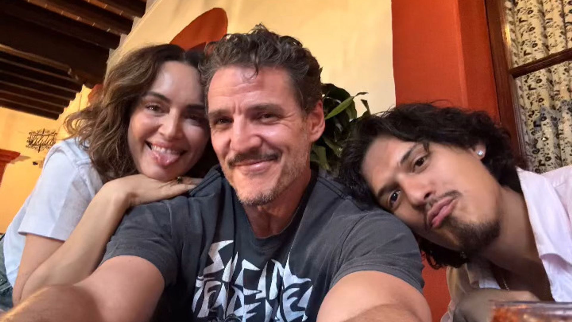Pedro Pascal junto a Ana de la Reguera y Omar Apollo