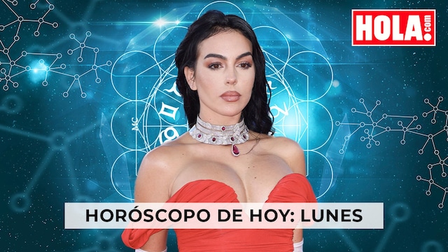 Georgina Rodríguez en primer plano, de fondo la rueda del zodiaco