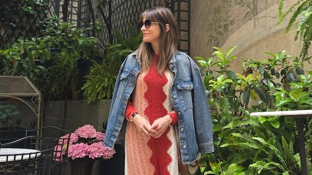 Isabel Jiménez con vestido de punto, cazadora vaquera y gafas de sol