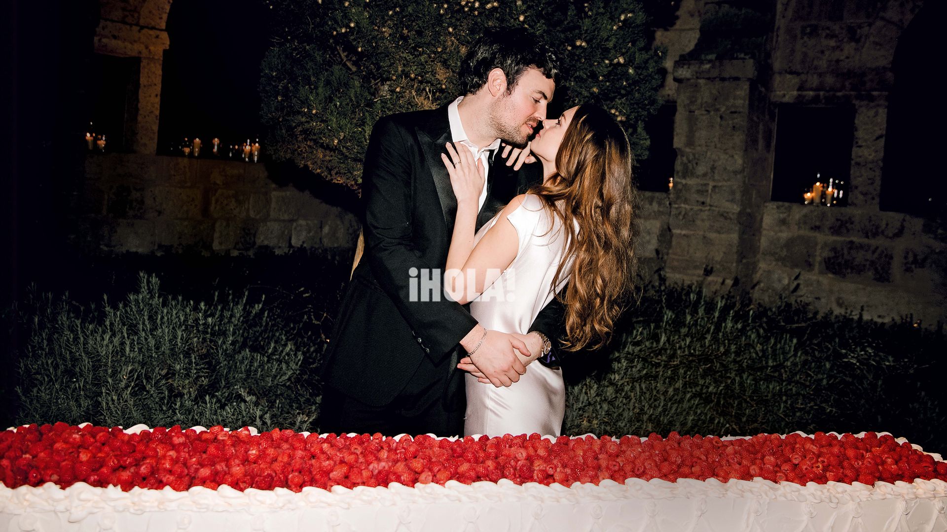 Stella Banderas y Alex Gruszynski. A sus 29 años, la hija de Antonio Banderas y Melanie Griffith, que ha seguido los pasos de su familia en el mundo del cine, pero detrás de las cámaras. Su ya marido, hijo del director de fotografía polaco Alexander Gruszynski, es CEO y cofundador de una plataforma que conecta talentos "freelance" en Hollywood