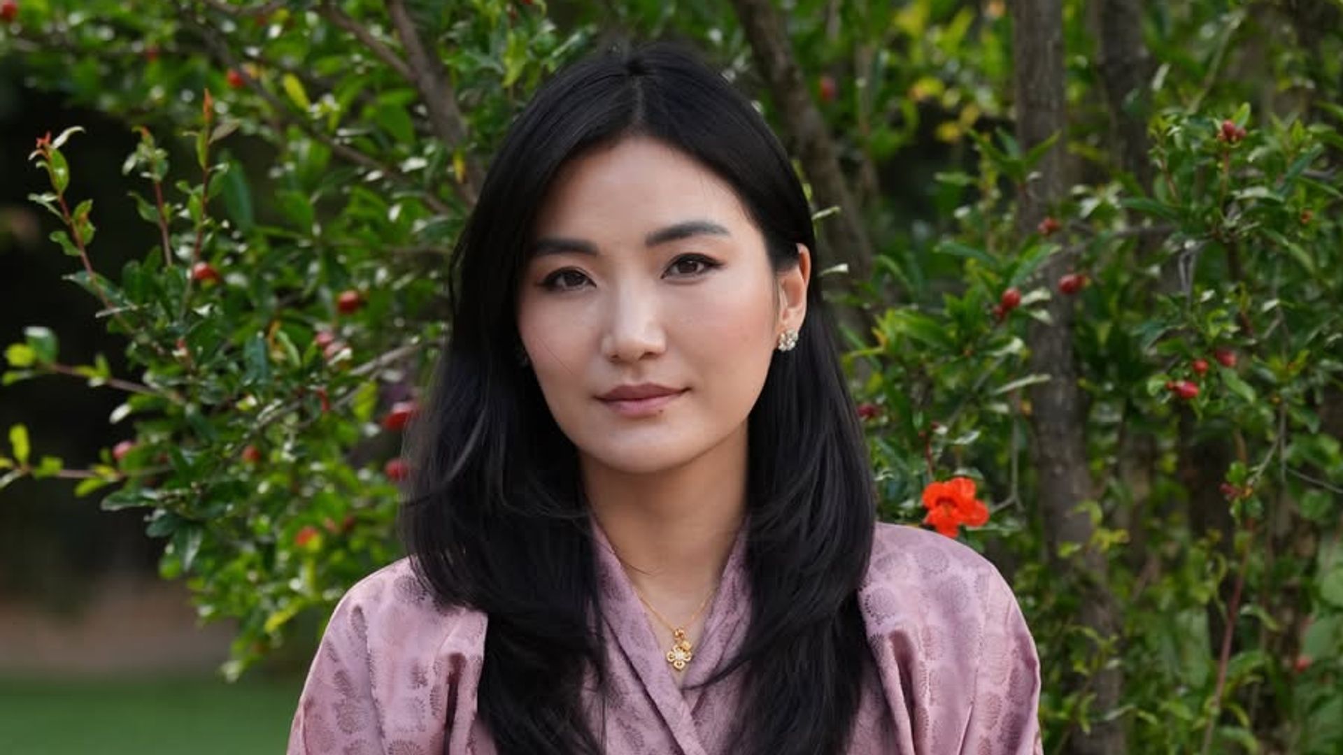 Jetsun Pema, la "Kate Middleton del Himalaya", cumple 36 años: la reina que rompió con la tradición y escribió el cuento de amor más fascinante de Asia
