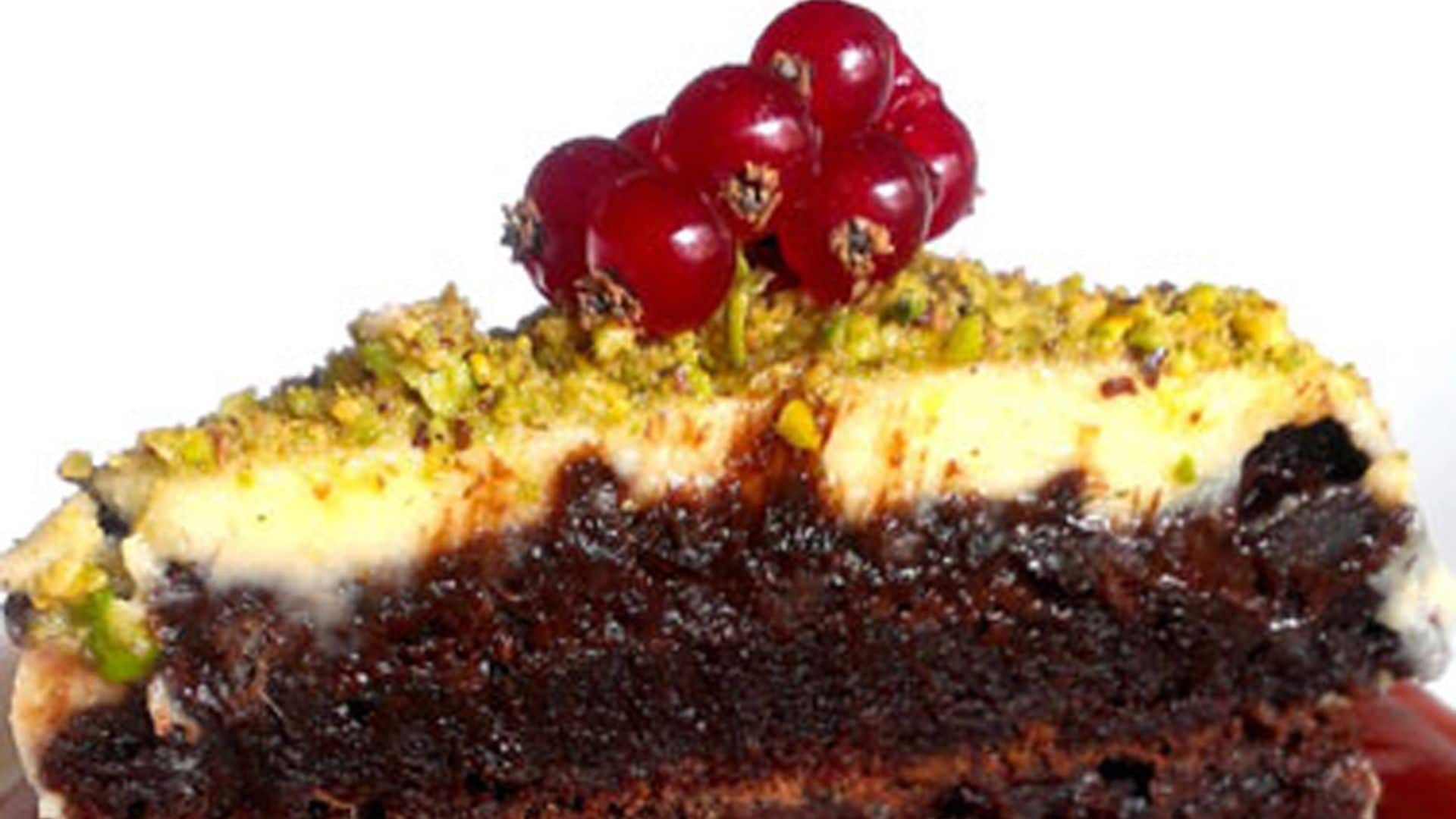 Dúo de atún con textura crujiente de chocolate blanco y virutas de frutos secos