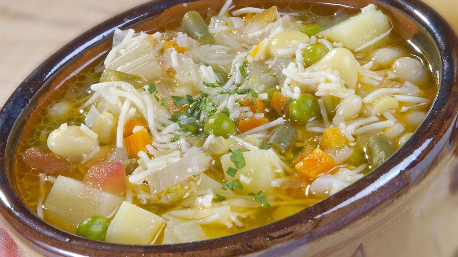 Guiso de verduras, legumbres y pasta