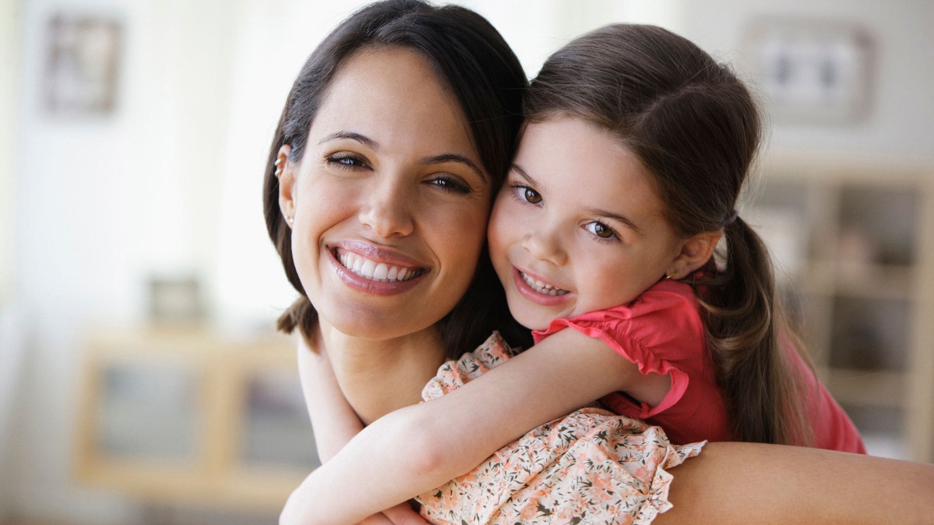 Niña abraza a su madre