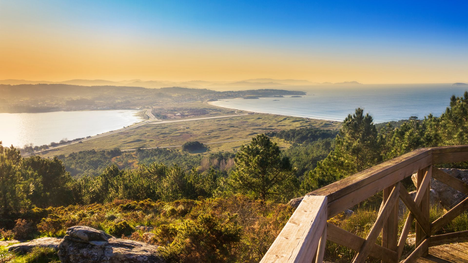 Istmo de A Lanzada desde el monte Siradella, Pontevedra, Galicia