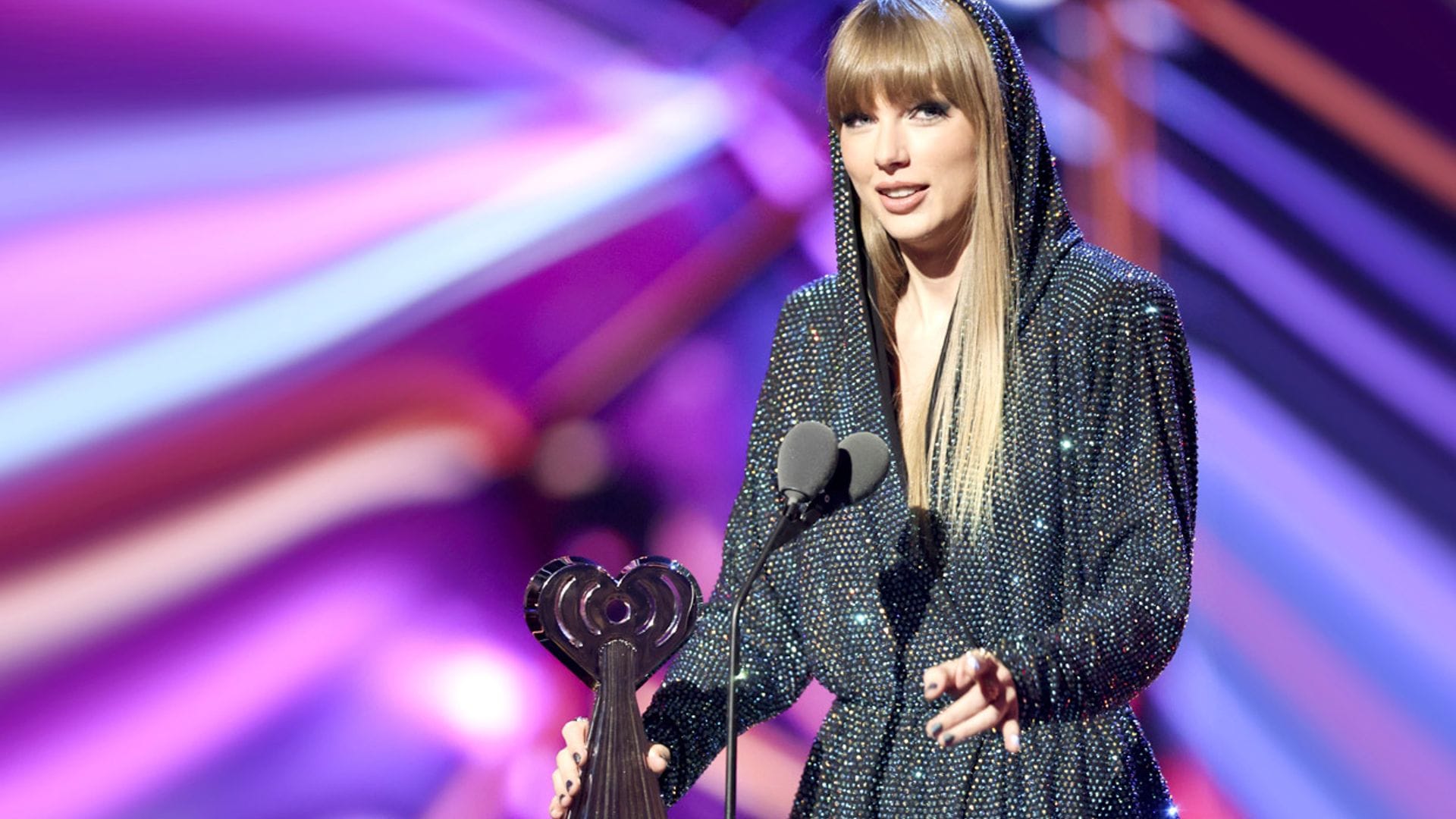 Taylor Swift se apunta a la tendencia de la capucha para su gran noche