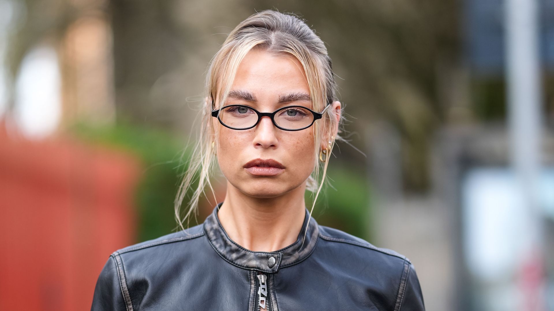 Soy experta en belleza y estos trucos mejorarán tu maquillaje si llevas gafas