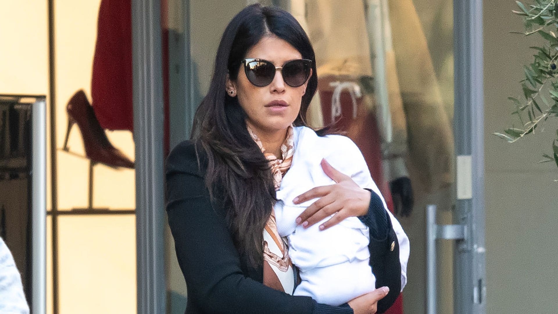 El paseo de Gabriela Guillén con su bebé, feliz tras convertirse en mamá