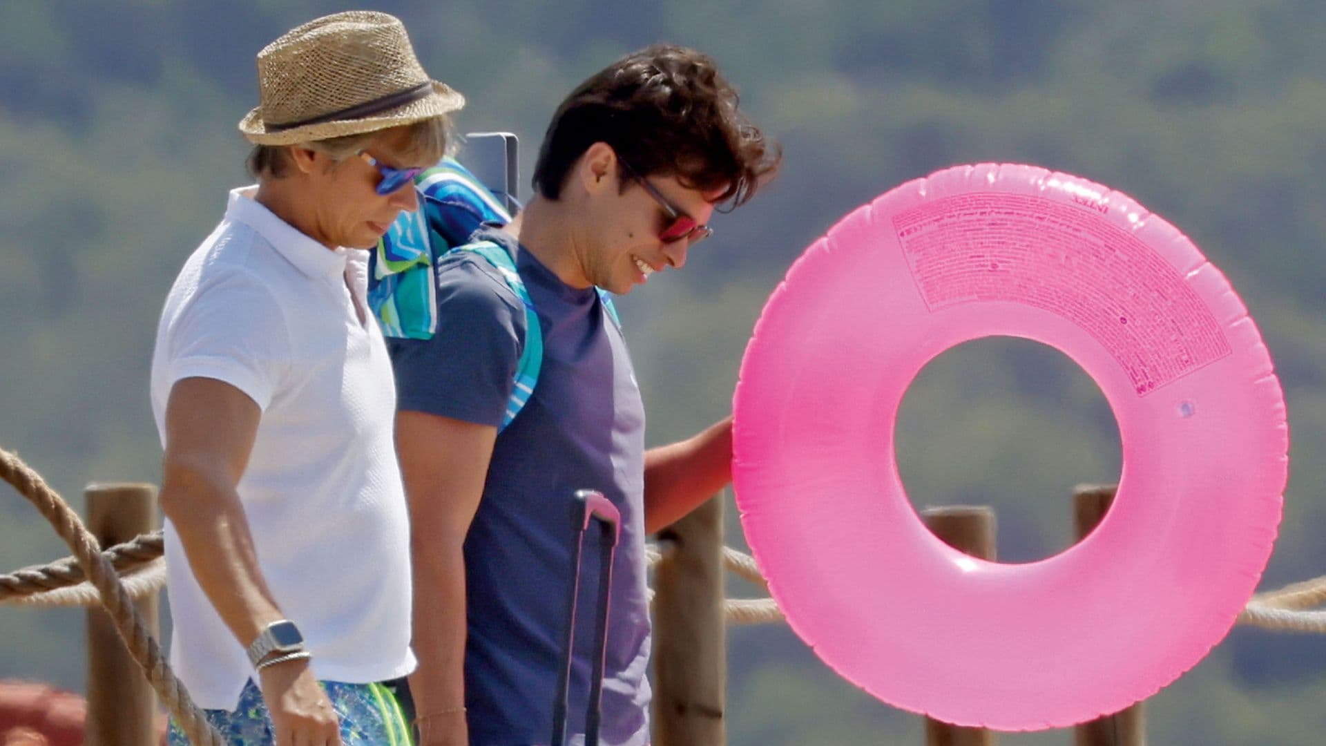 Carlos Baute y su 'modern family': su hijo mayor parece su hermano y él un veinteañero en la playa