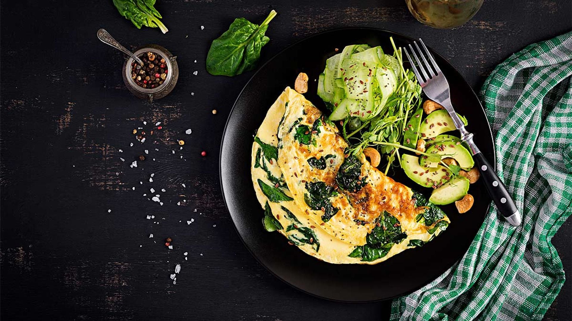 Tortilla de espinacas con aguacate y pepino