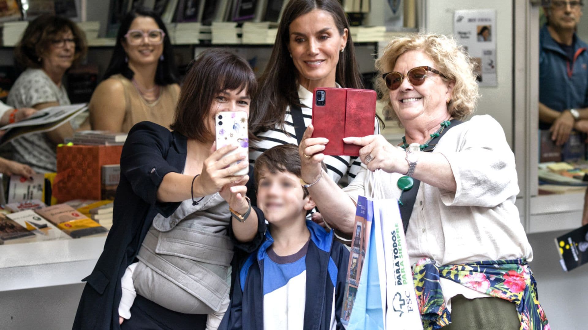 La reina Letizia, informal y muy cercana en su visita sorpresa la Feria del Libro de Madrid