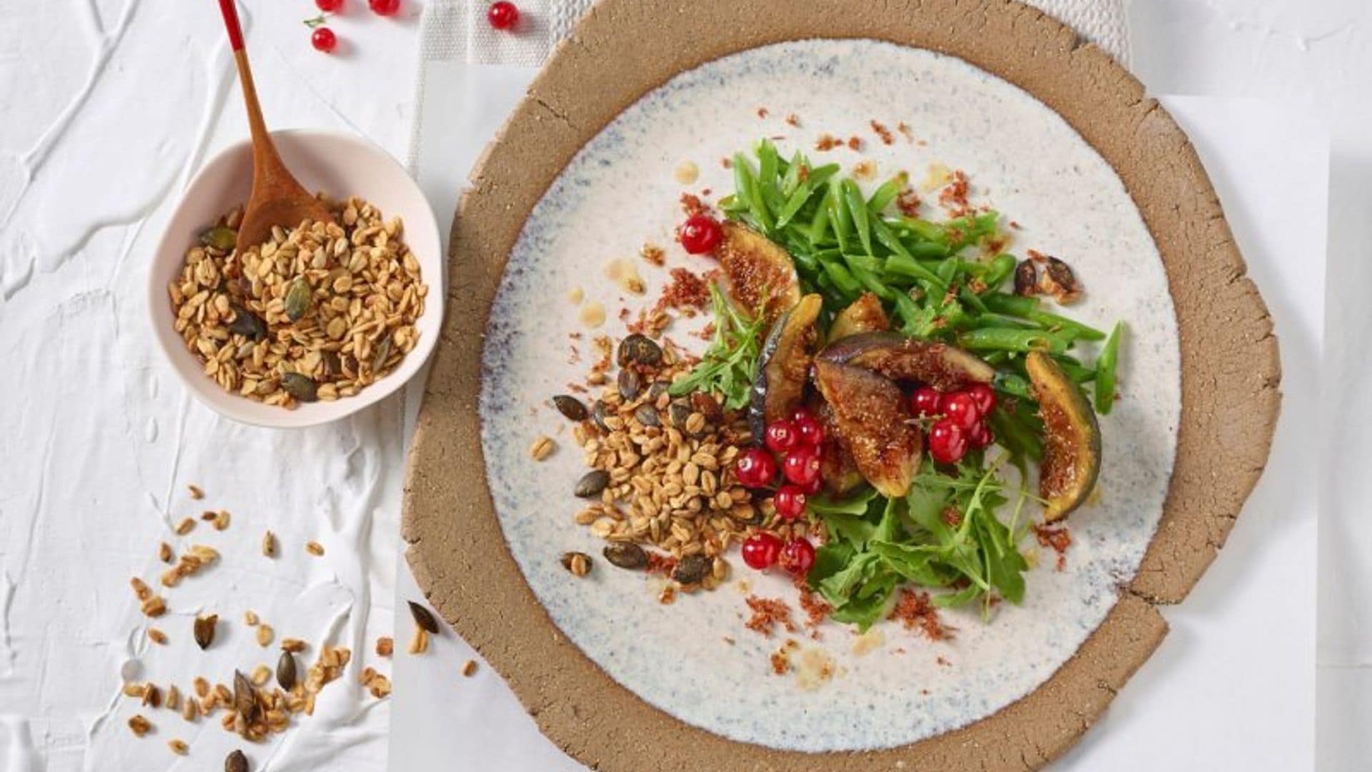 Ensalada de judías verdes con higos, grosellas y granola