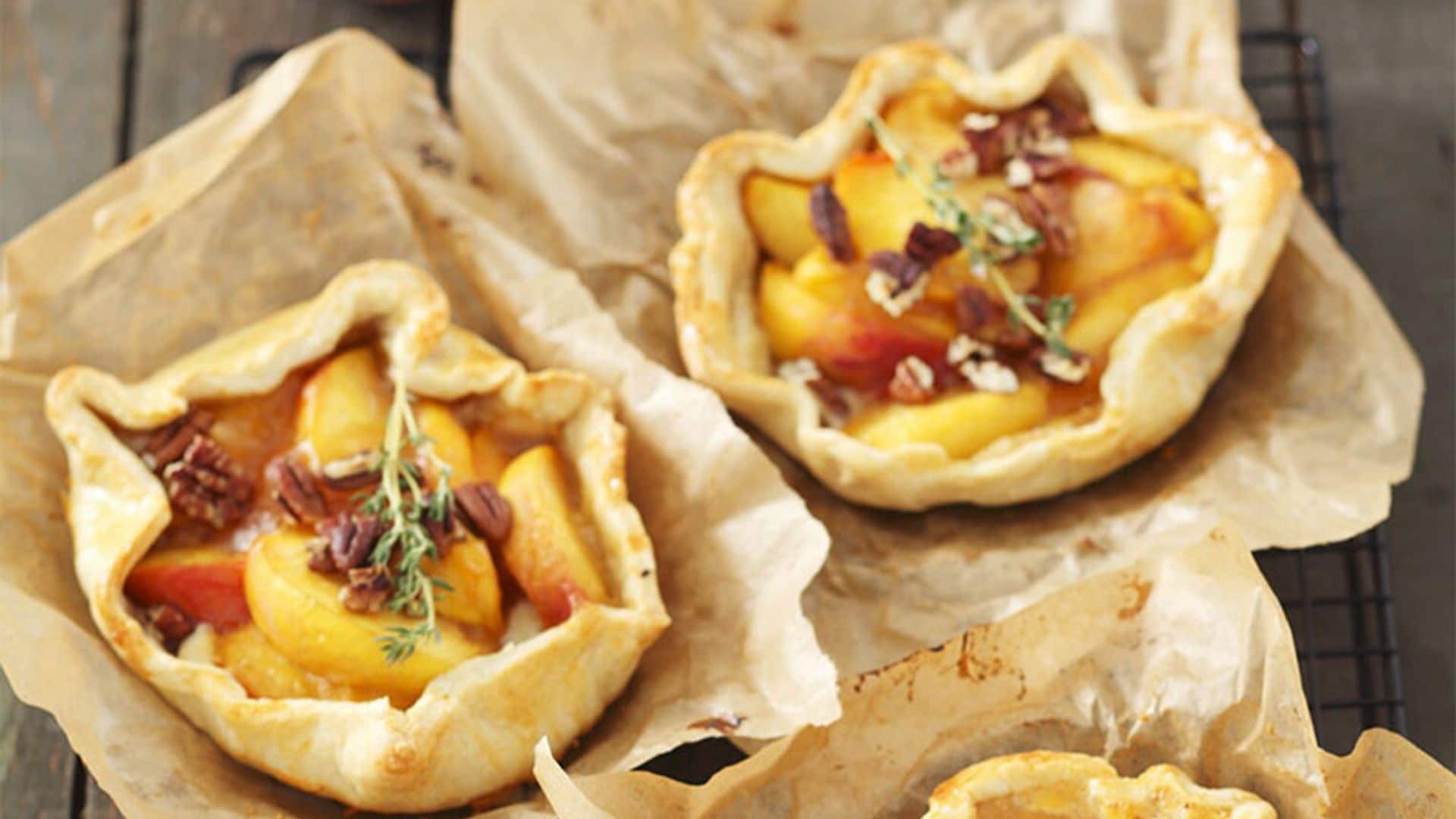 Tartaletas con crema pastelera, melocotón y nueces pecanas