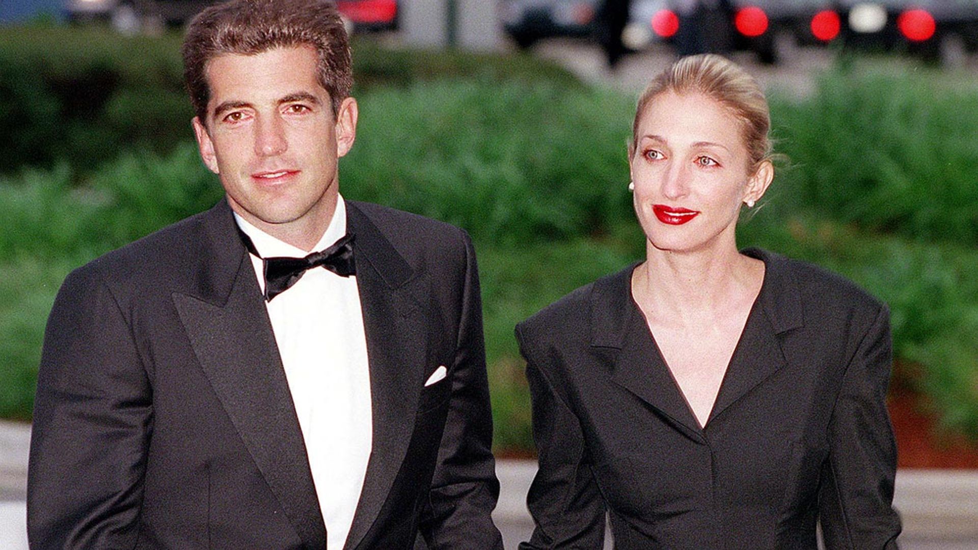 Los looks icónicos de Carolyn Bessette y John F. Kennedy Jr. que esperamos ver en la serie sobre su vida