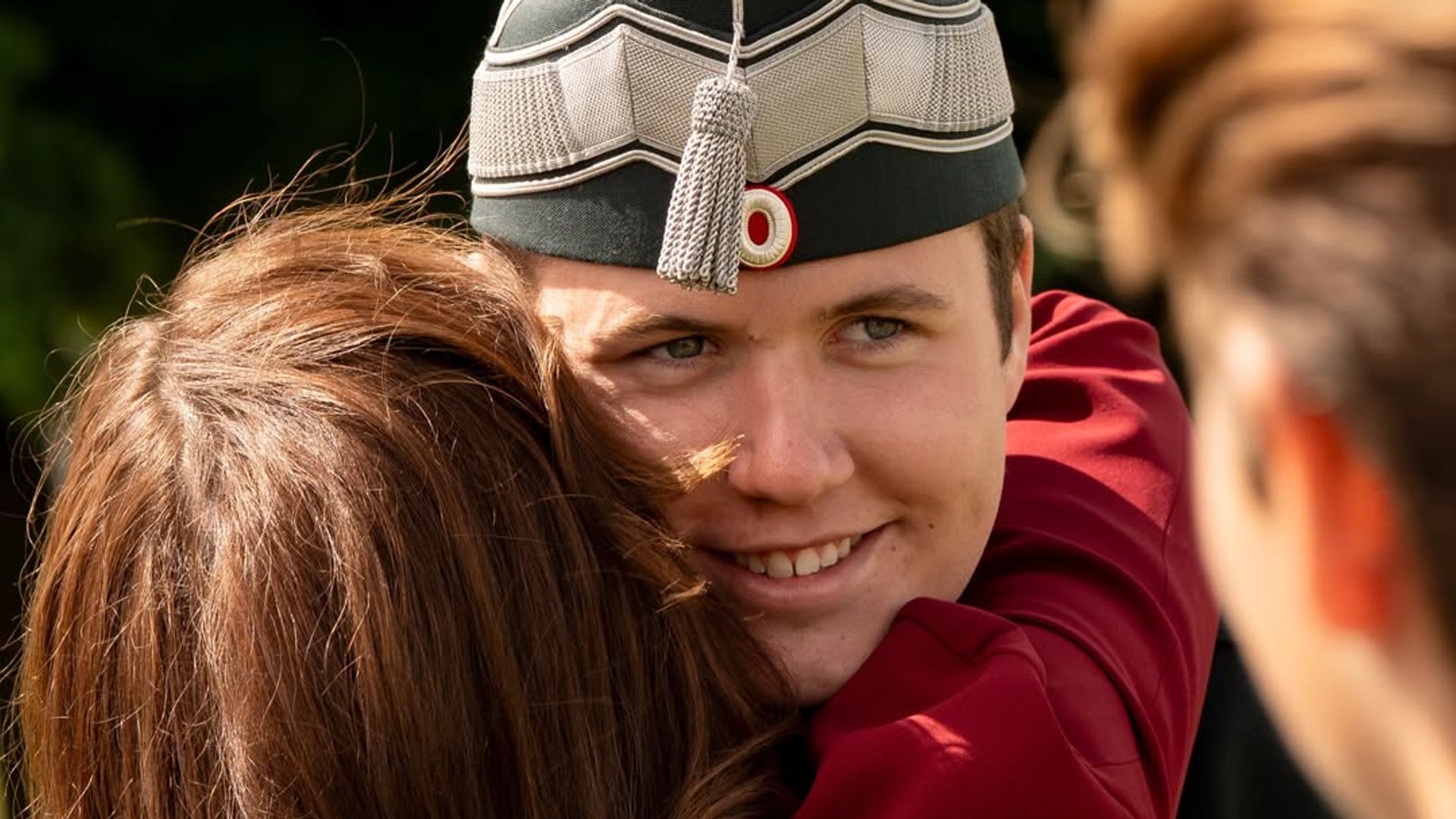 La reina Mary no ocultó su emoción y felicitó a su hijo con un cariñoso abrazo al término de la ceremonia