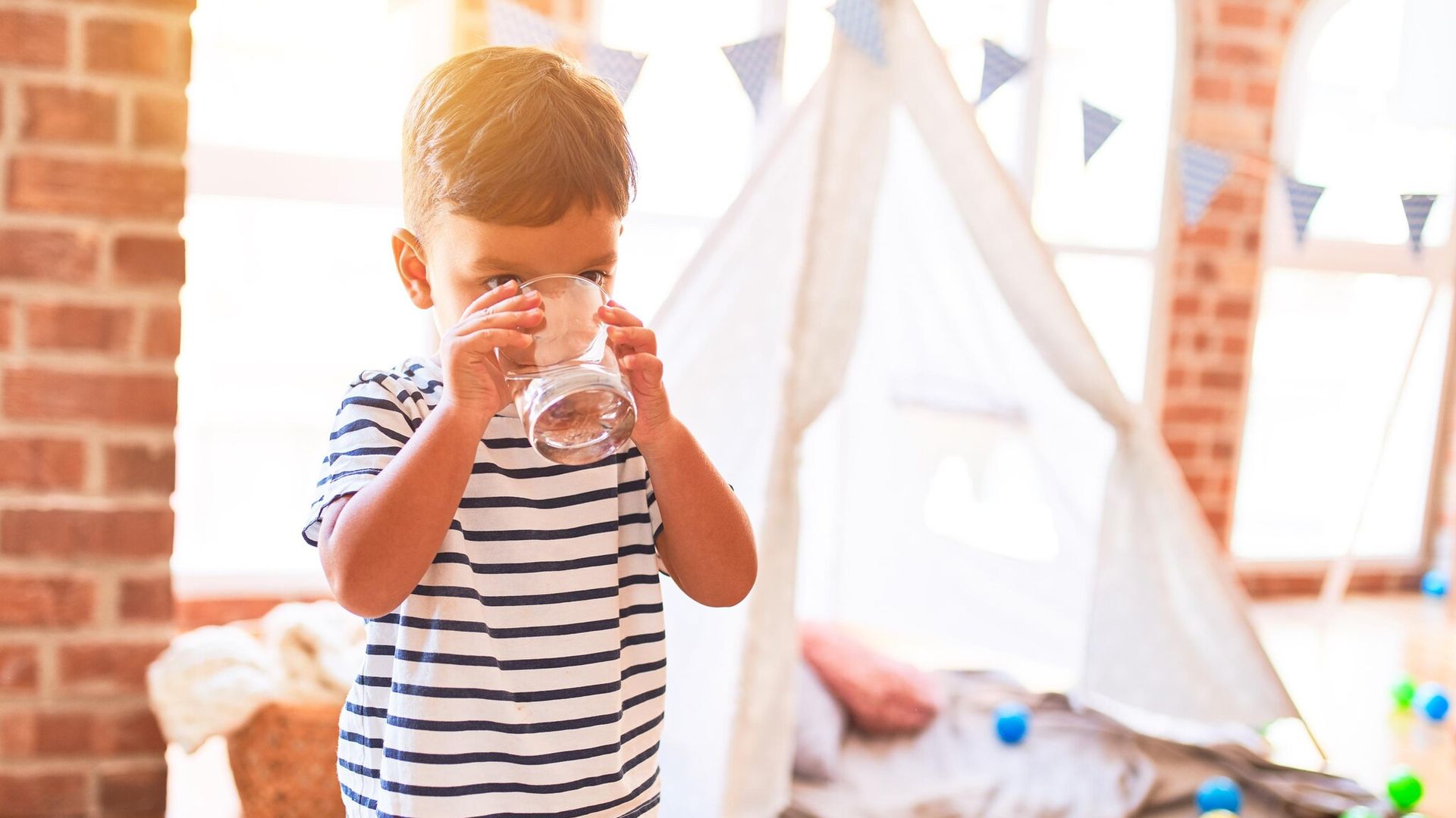 ¿Tu hijo te pide agua justo cuando se va a dormir? Esto es lo que en realidad quiere decirte