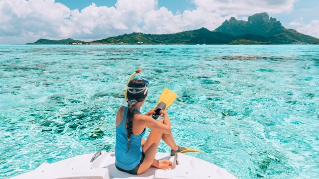 chica barco agua