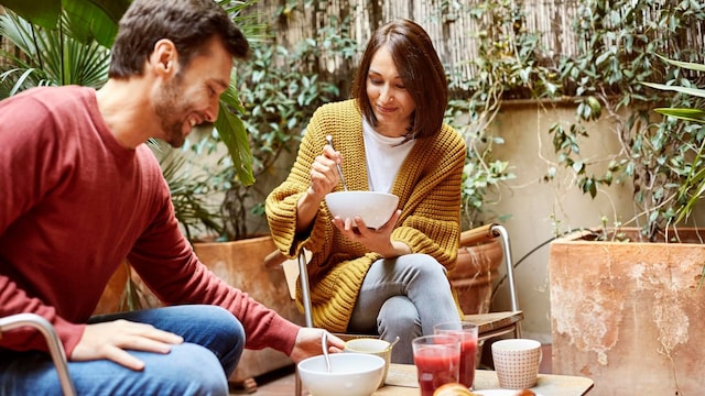 pareja desayuna