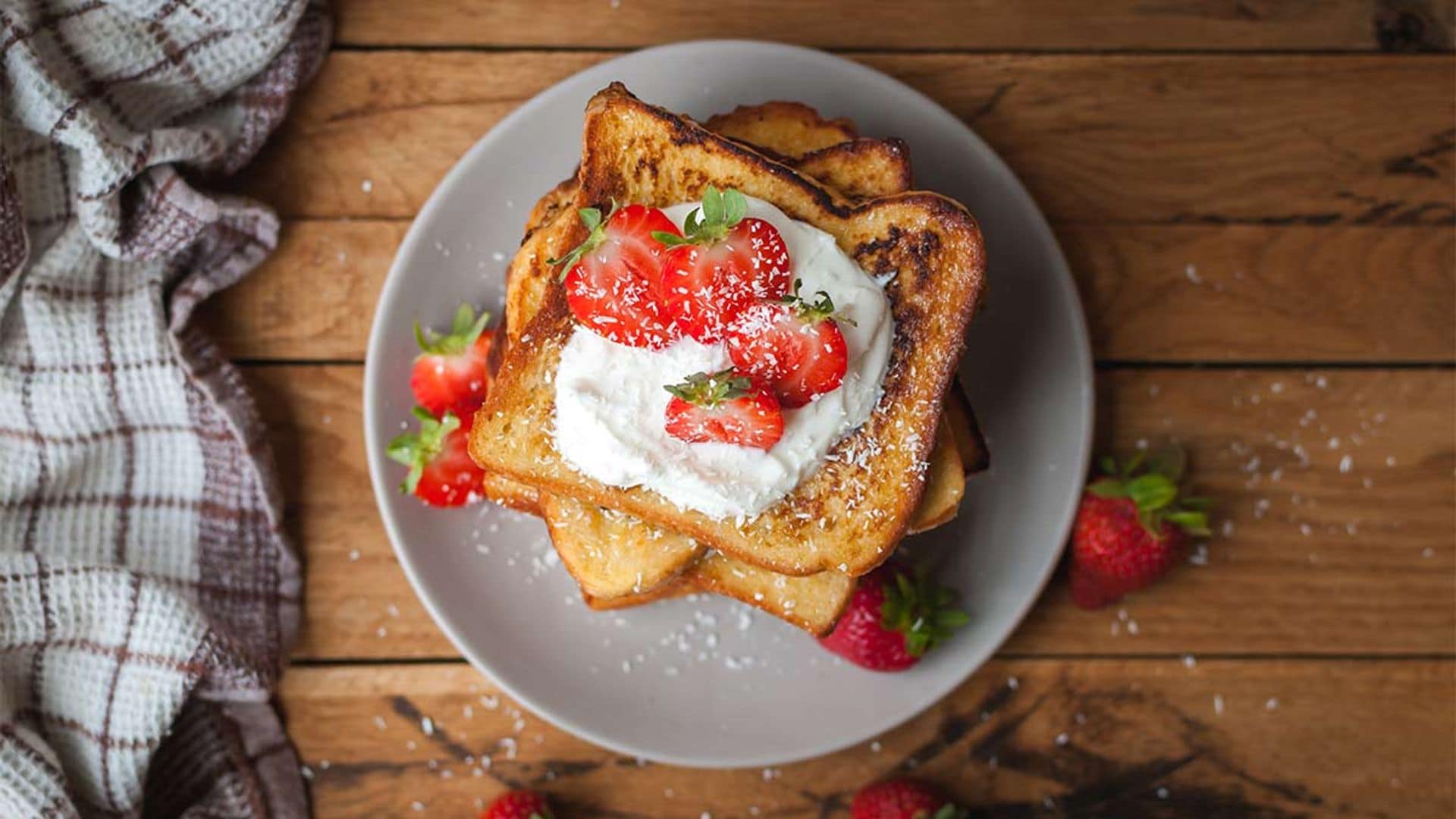 Tostadas con mantequilla, miel, queso fresco, fresas y coco rallado