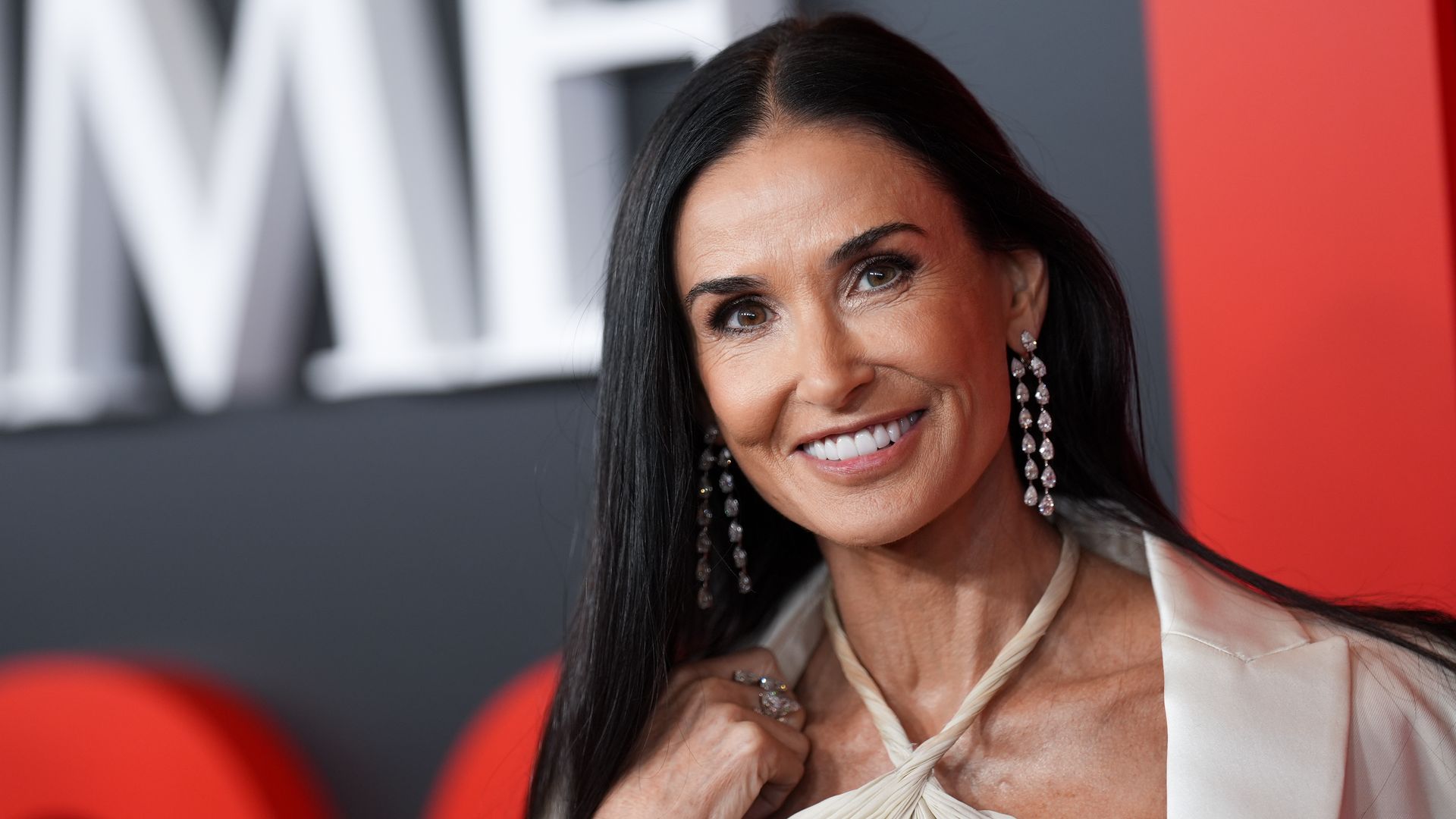 El infalible truco de Demi Moore para modernizar su vestido marfil ‘Old Hollywood’ en Nueva York
