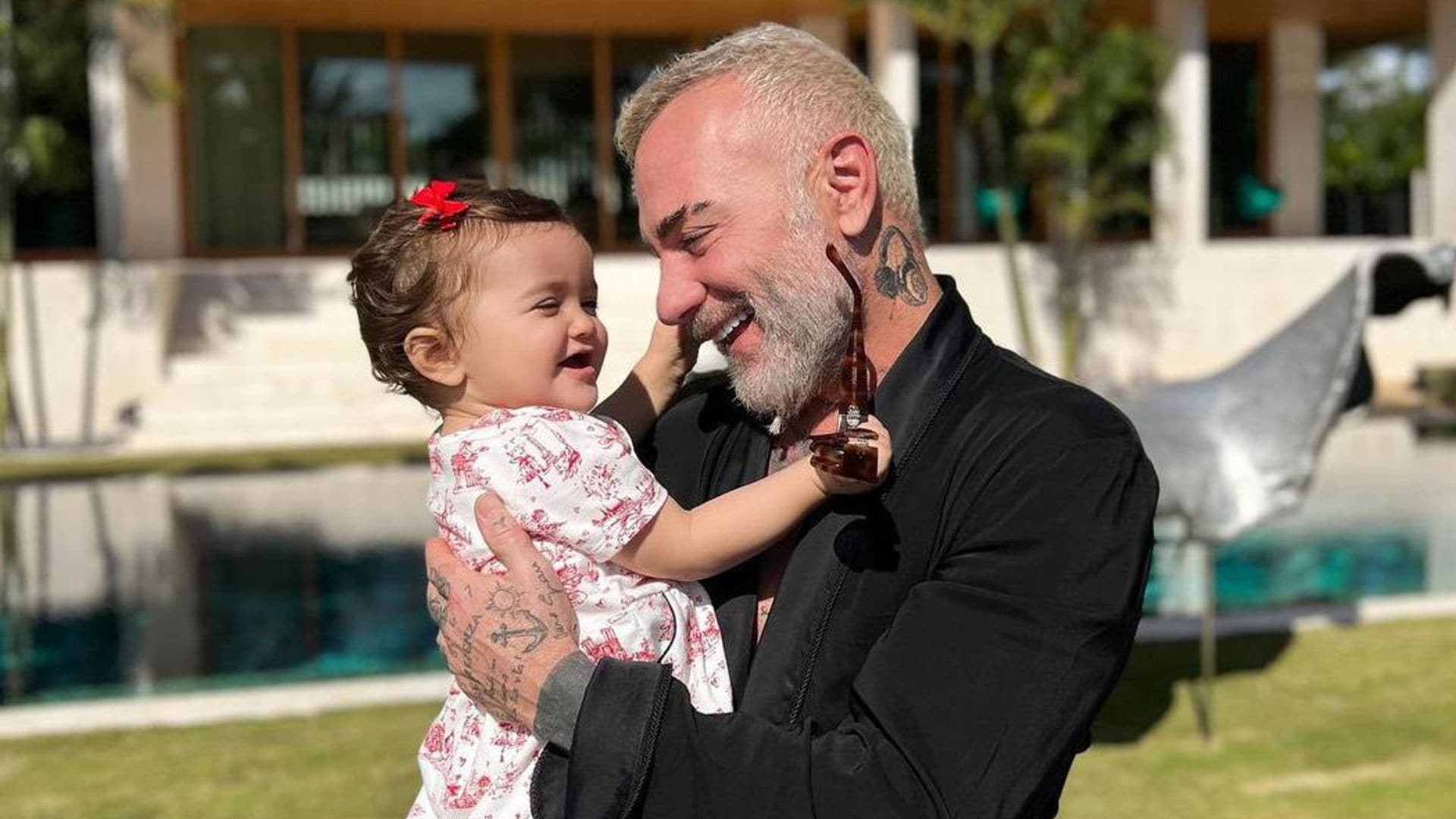 Blu Jerusalema, la bebé de Sharon Fonseca y Gianluca Vacchi, encantada de ver a papá en la TV