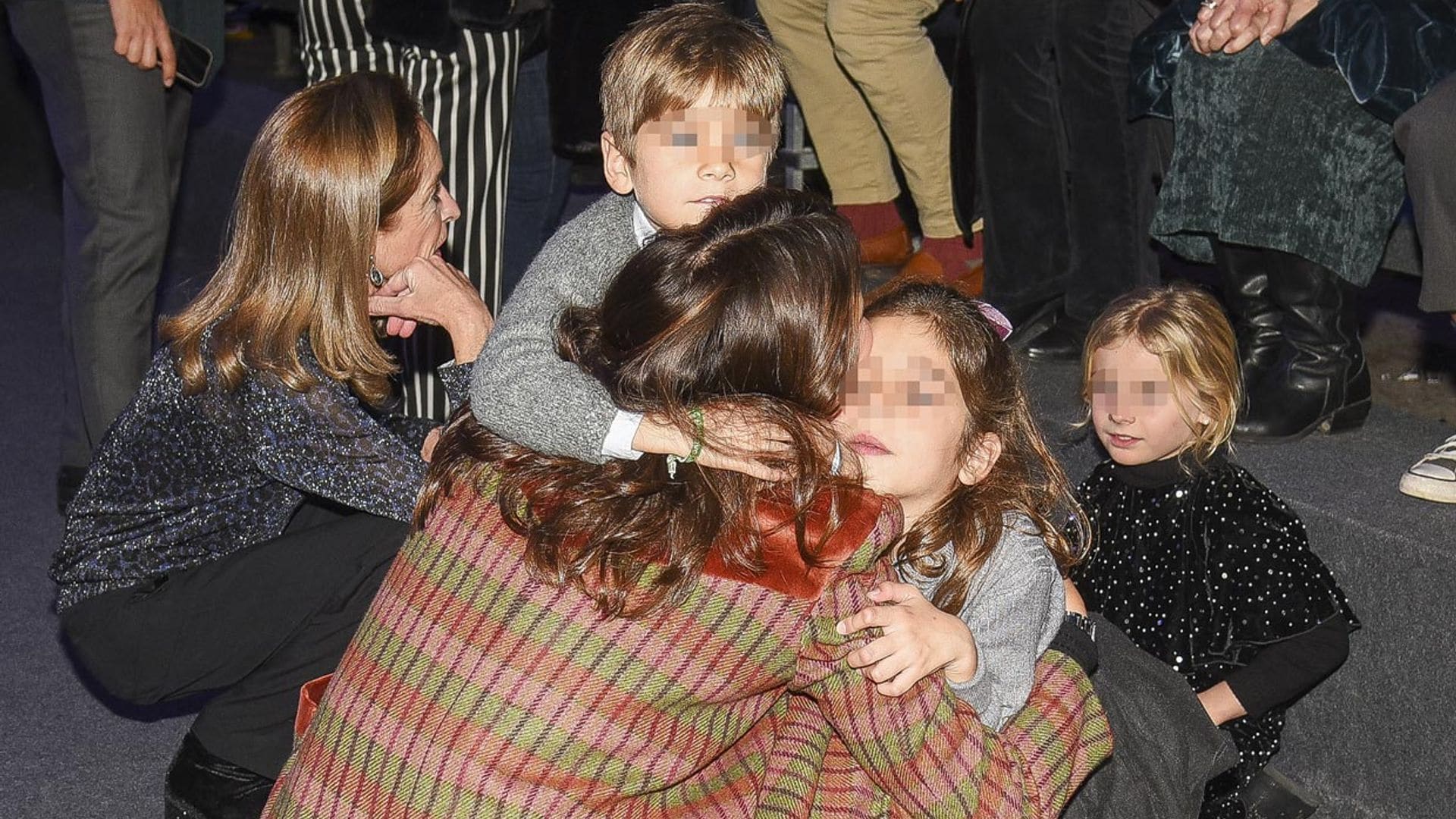 El abrazo más tierno de Cayetana Rivera a sus hermanos Carmen y Curro