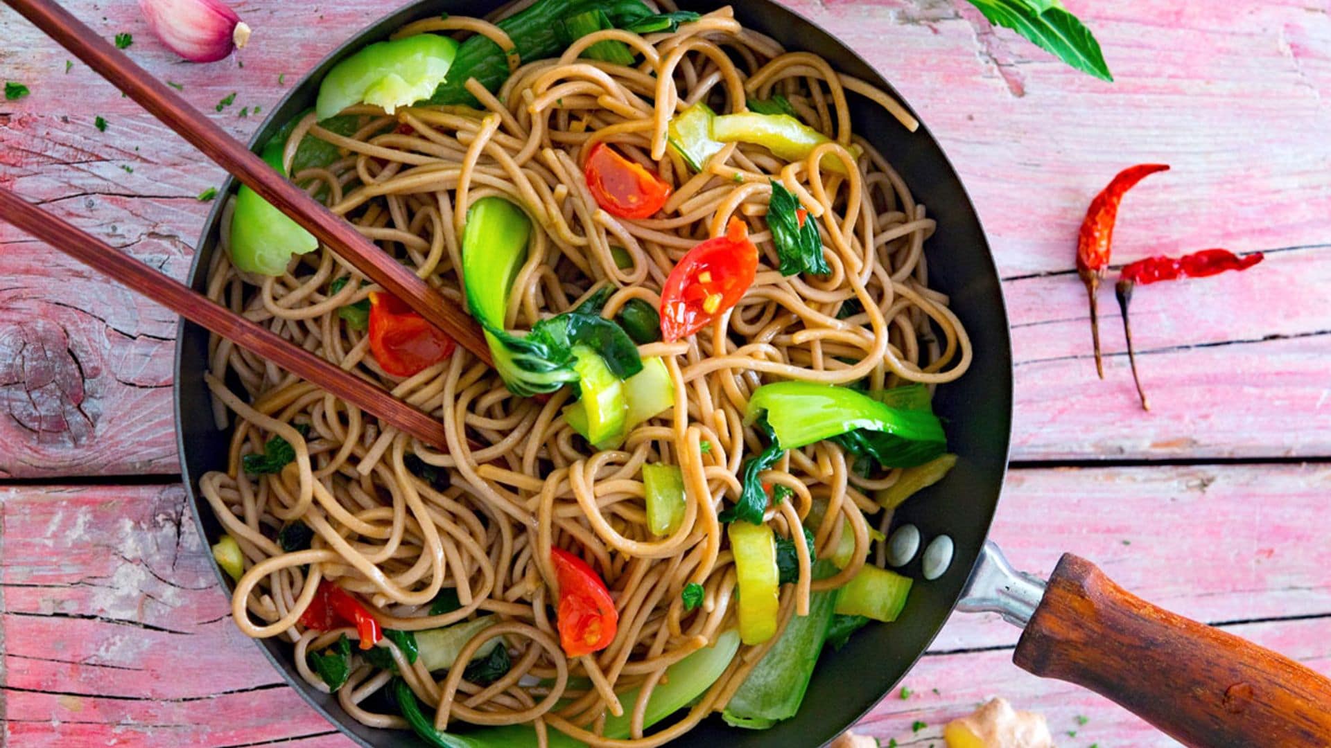 Wok de fideos soba salteados con 'pak choi'