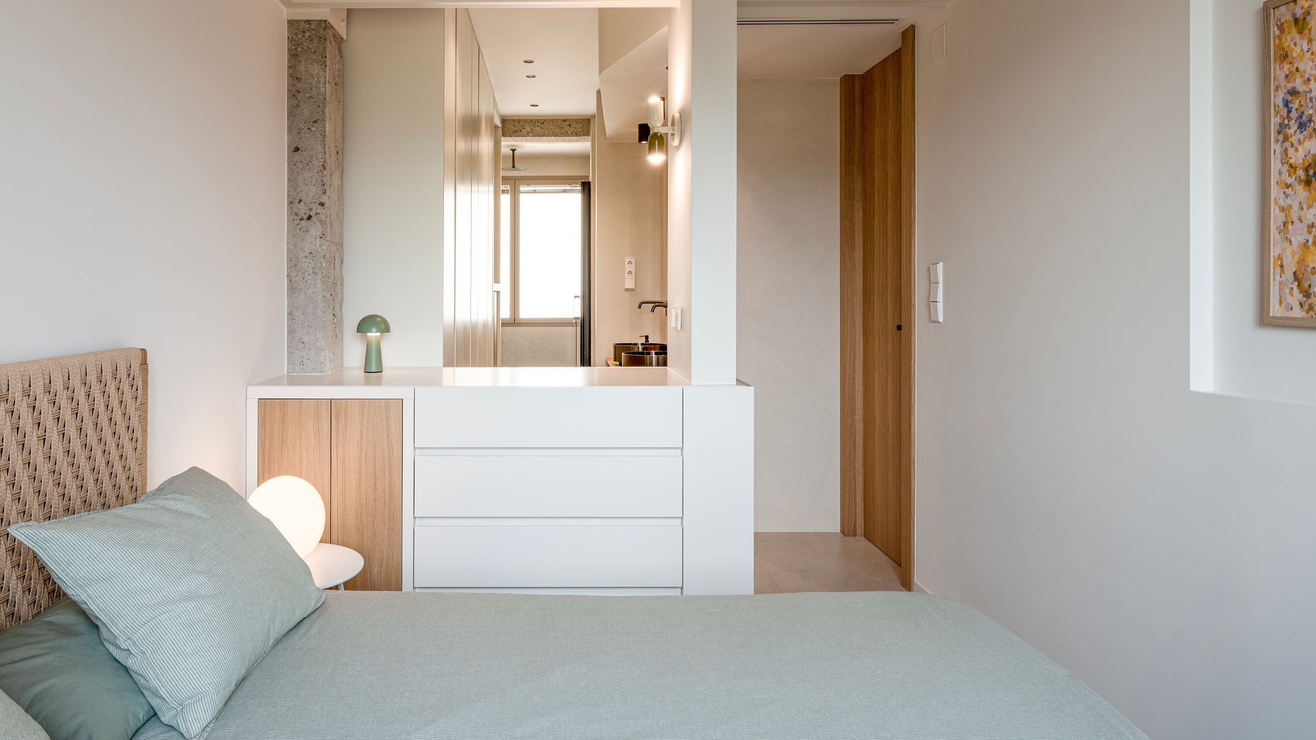 Dormitorio con baño en suite