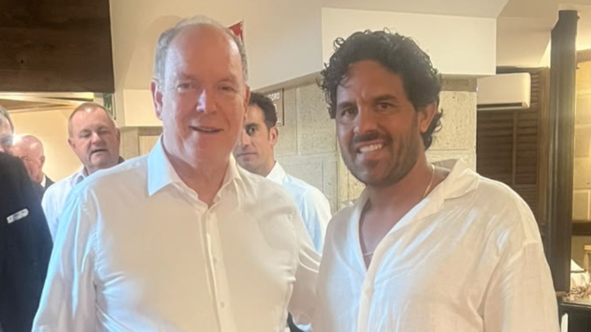 Alberto de Mónaco con Rubén Jiménez, propietario del restaurante Lumbre – Las Brasas de Moma