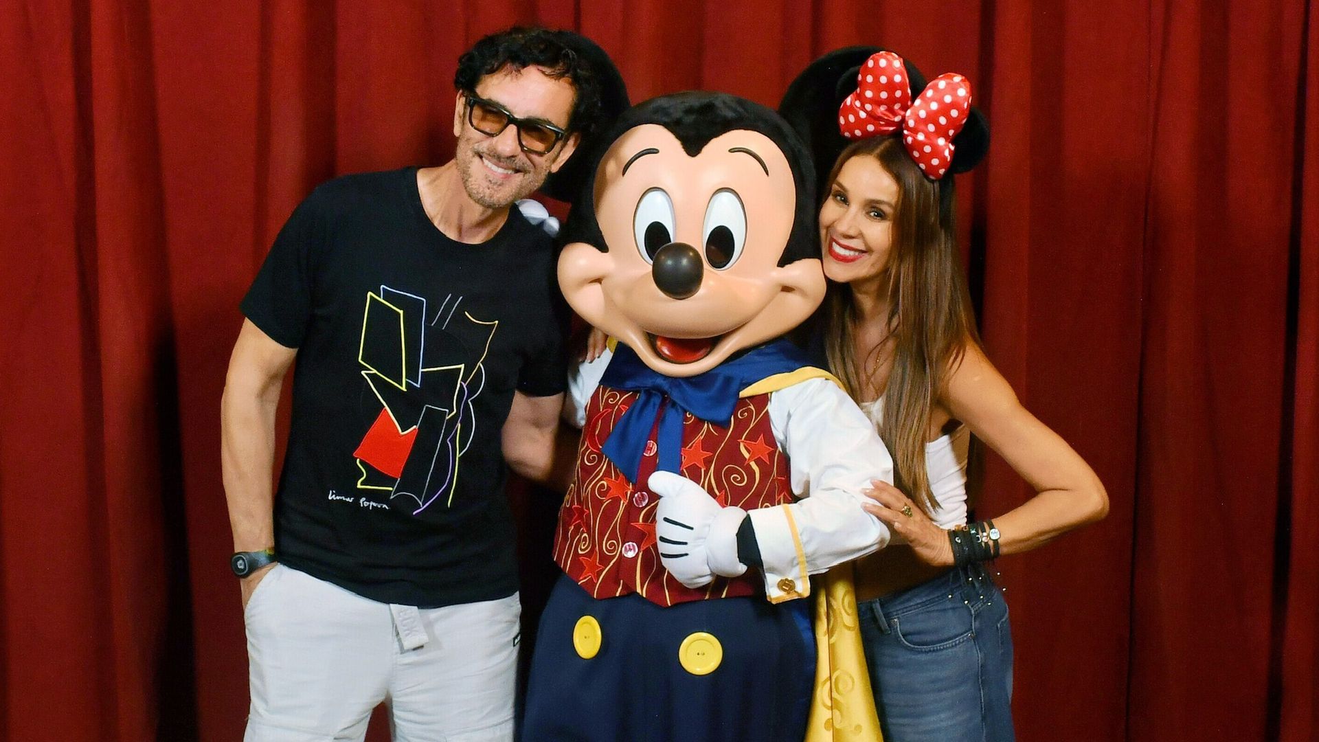 No podía faltar la clásica foto del recuerdo junto a Mickey Mouse.