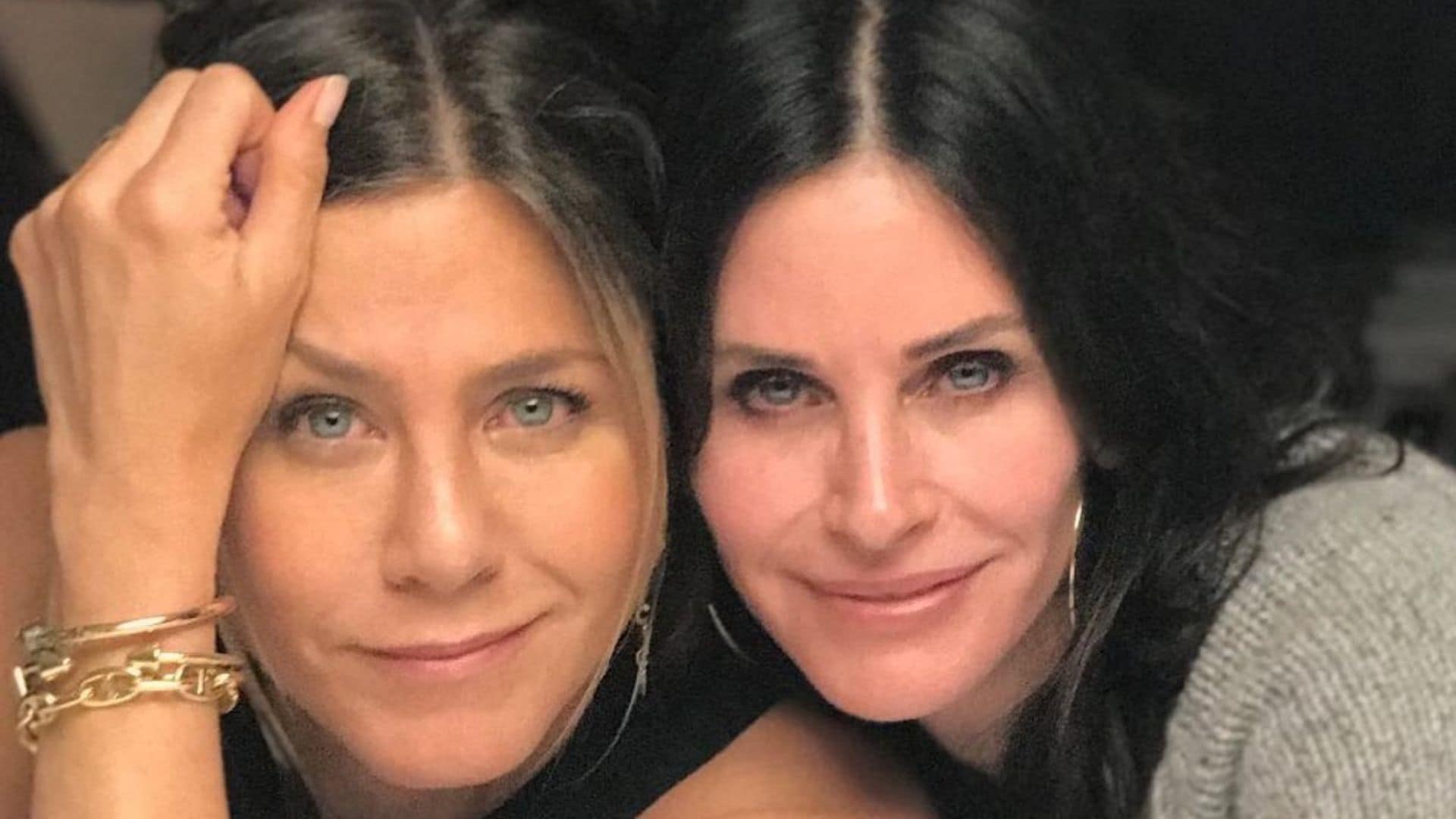 El hilarante vídeo de Jennifer Aniston y Courteney Cox jugando una partida de billar