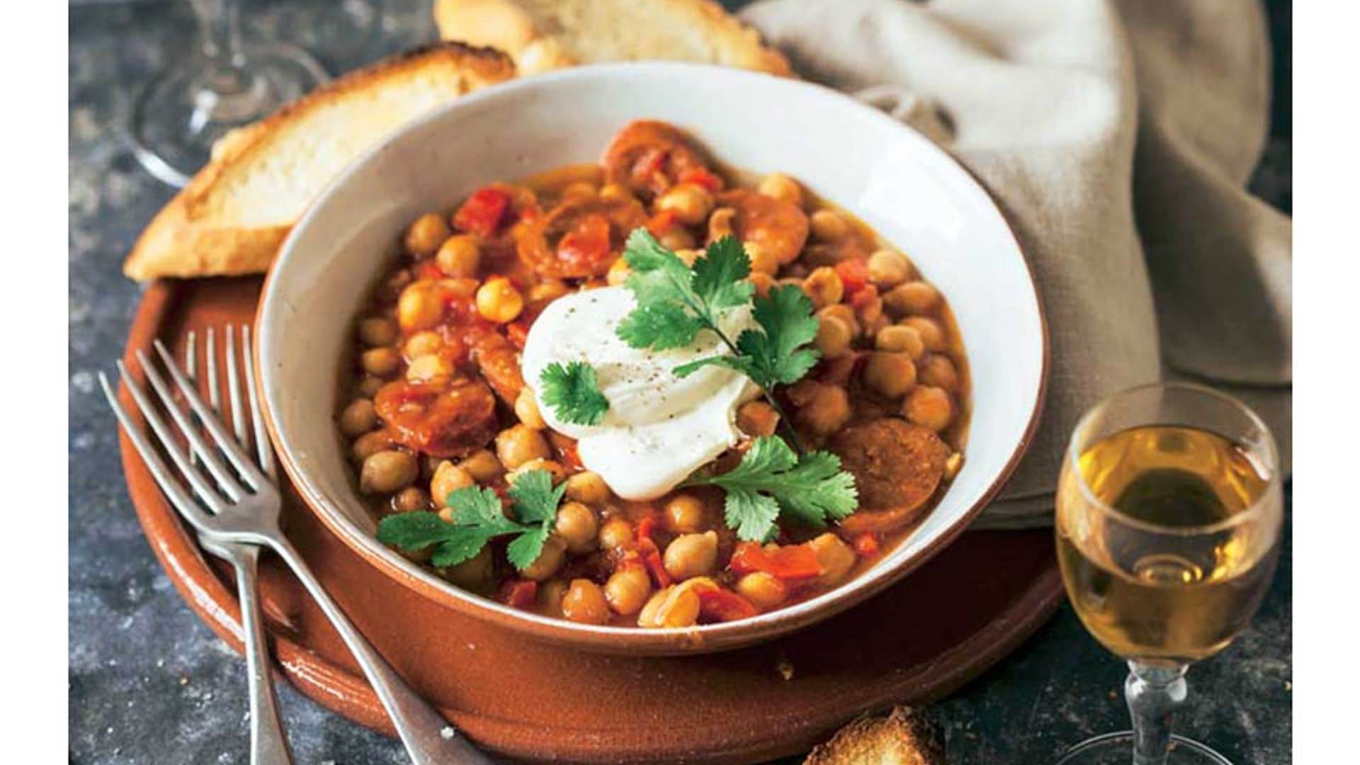 Garbanzos guisados con chorizo y queso fresco cremoso