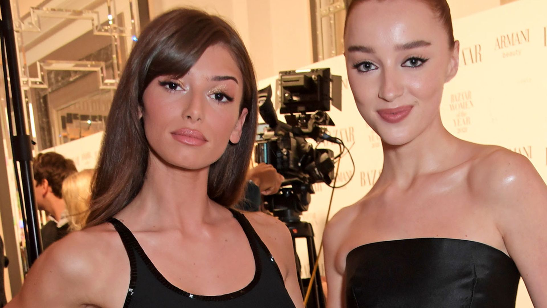 Phoebe Dynevor y Mimi Keene, dos actrices imparables con impresionantes vestidos negros