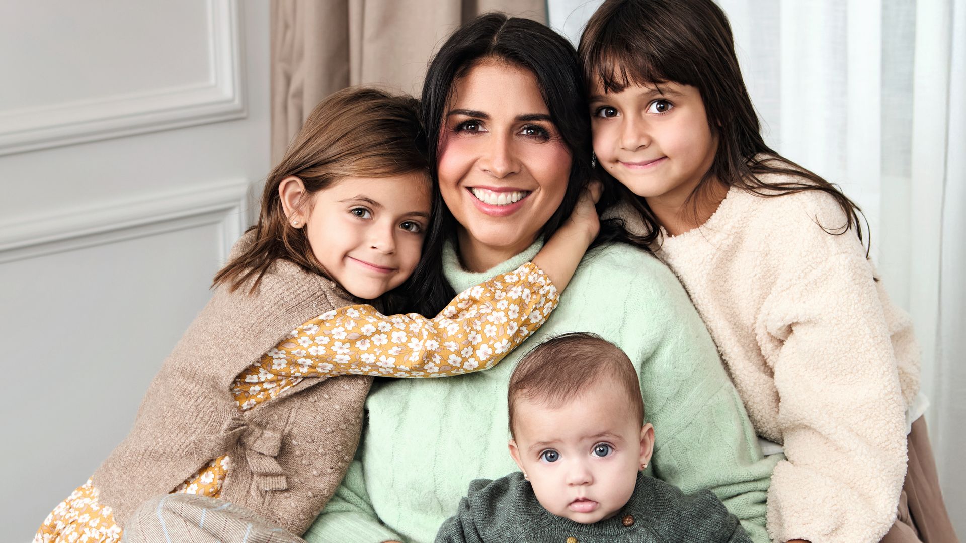 Sara Verdasco, posando para ¡HOLA! con sus tres hijas