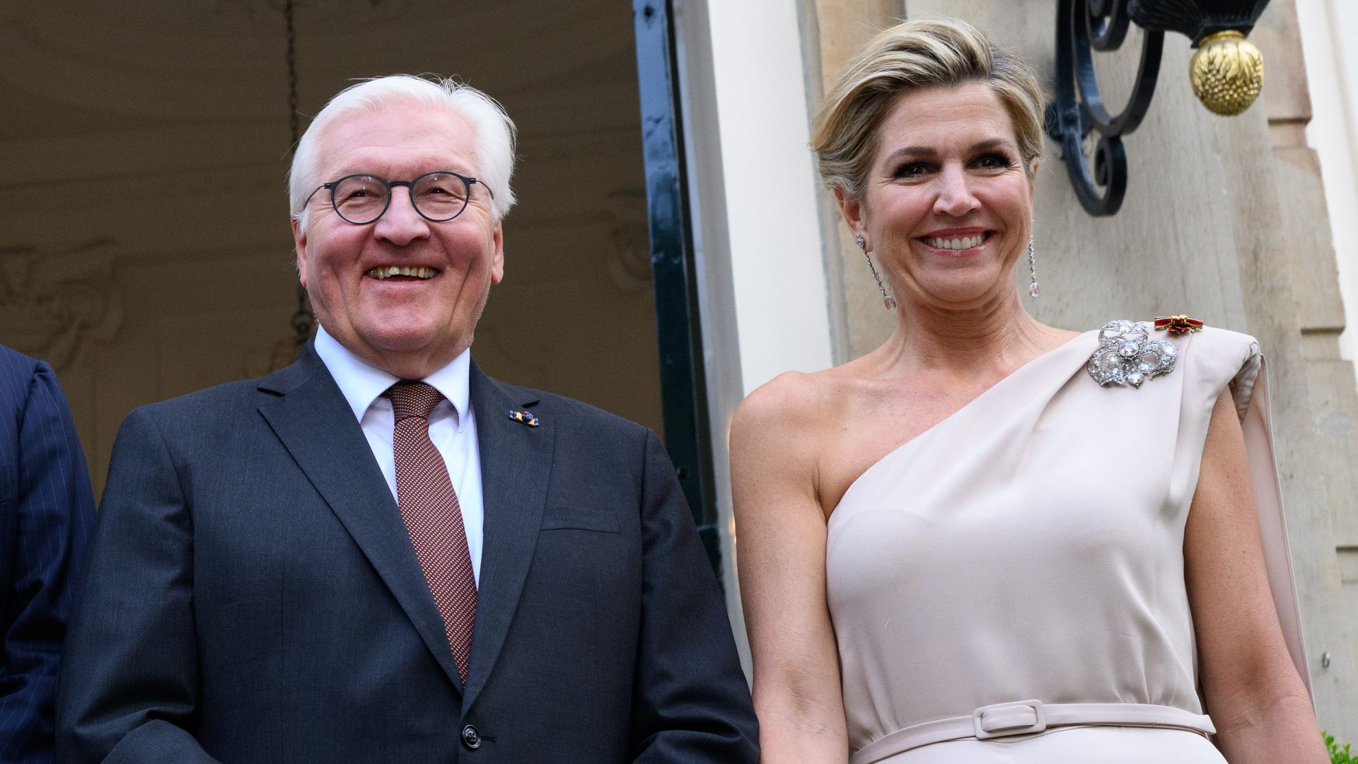 Máxima de Holanda recupera el protagonismo con el favorecedor mono 'palazzo' que marca su cintura y tacones de 4.500 cristales