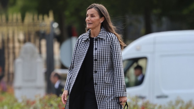 La reina Letizia visita la Feria de Libros permanente de Madrid