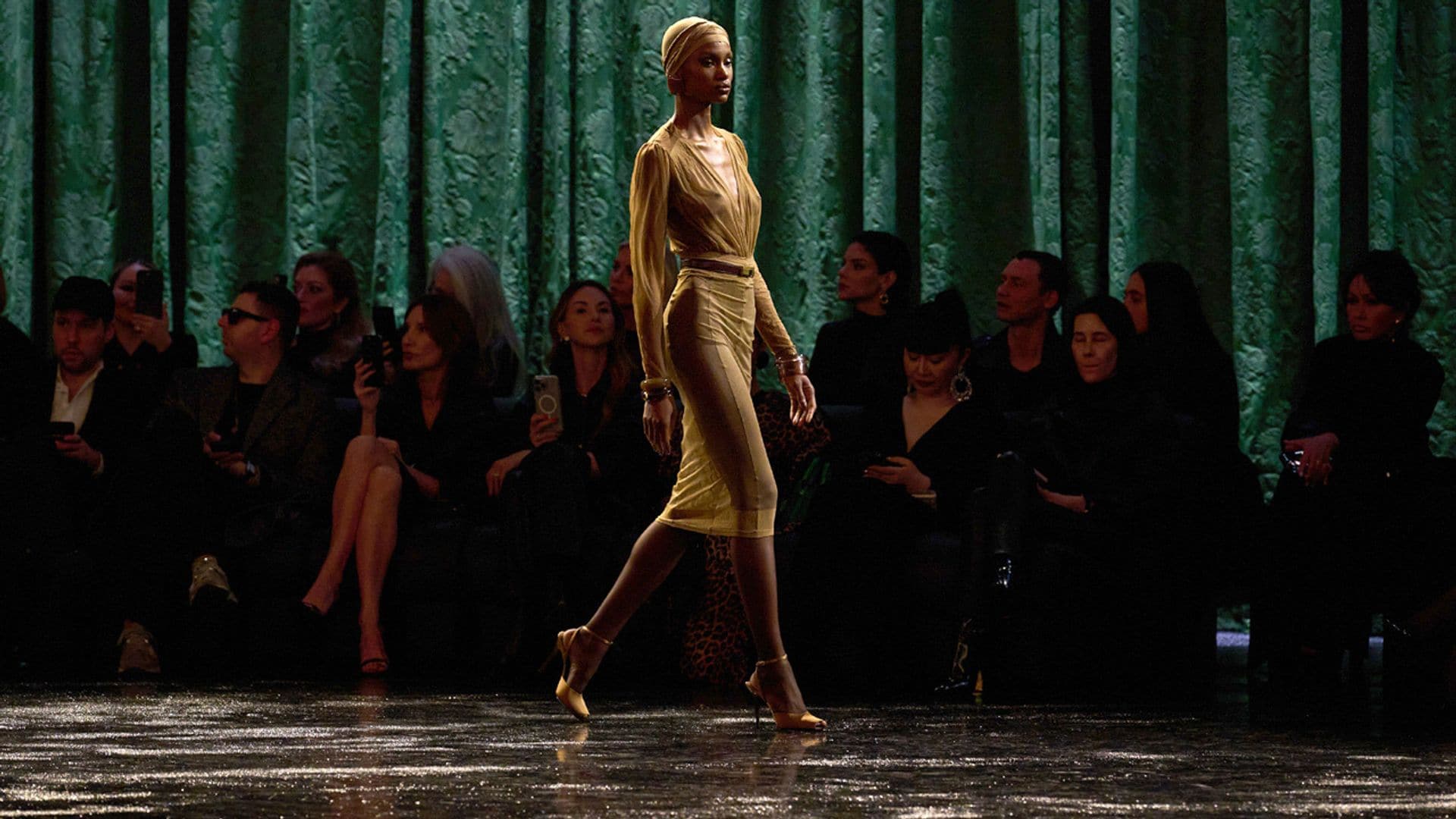 La seducción se apodera de la pasarela de Saint Laurent con prendas que acarician el cuerpo