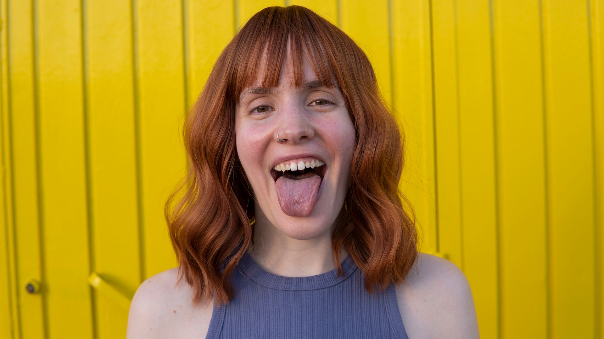 Chica pelirroja sacando la lengua