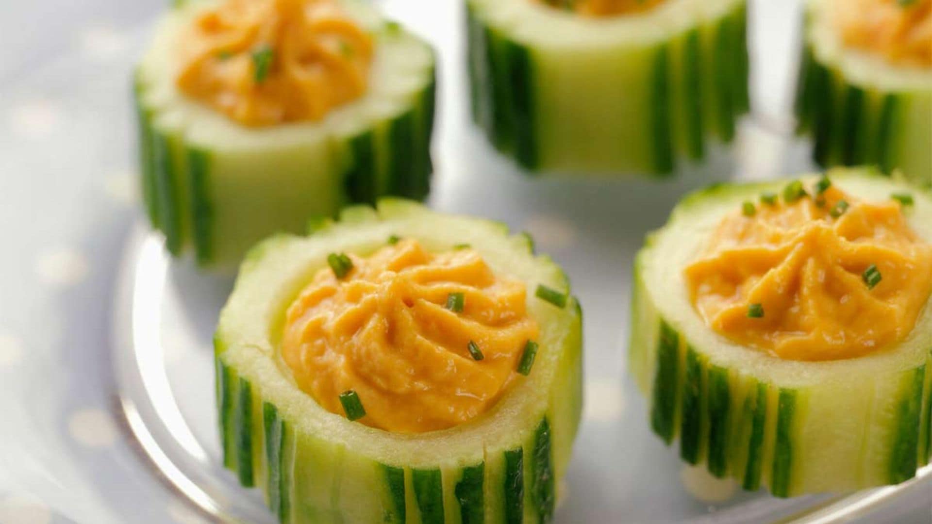 Aperitivo de pepino relleno de mousse de pimiento