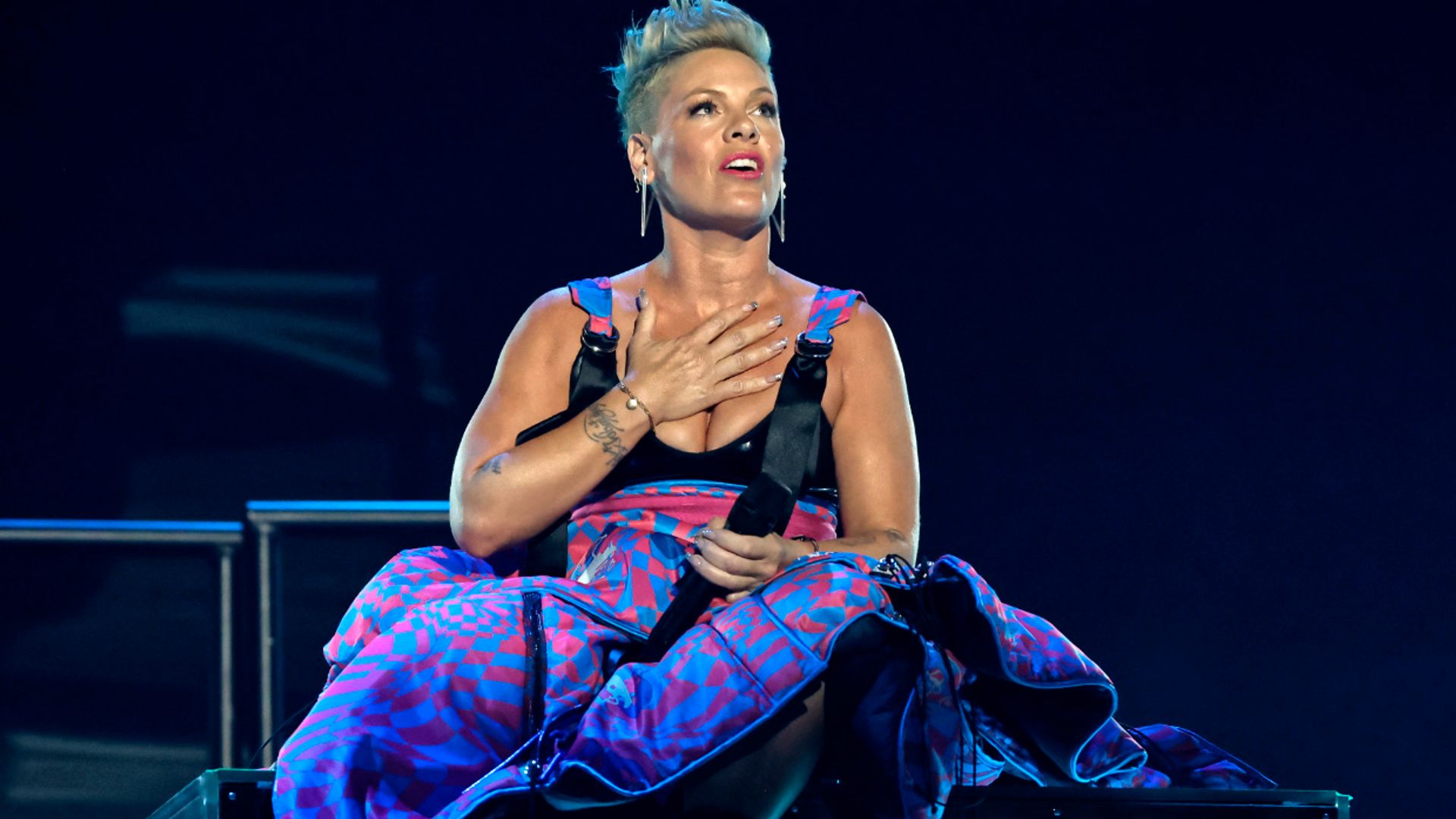 La trágica historia de la cantante Pink, que estuvo a punto de morir a los 16 años