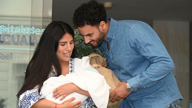 Isa Pantoja y Asraf Beno, felices con su bebé a las puertas del hospital en Cádiz. 25 June 2025