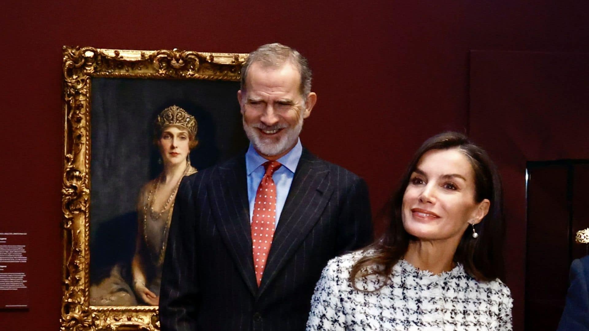 La reina Letizia y el rey Felipe VI viendo la exposición sobre la reina Victoria Eugenia en las Colecciones Reales 