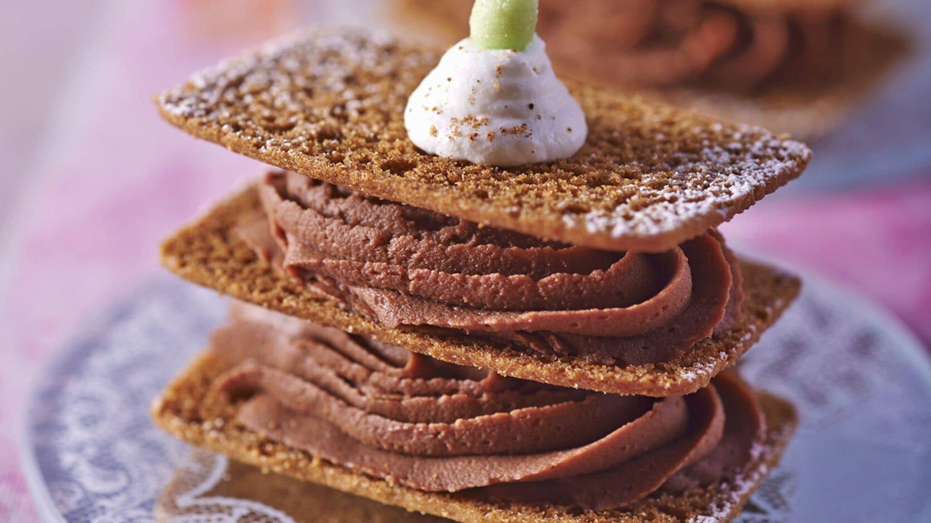 Milhojas de galletas con mousse de chocolate